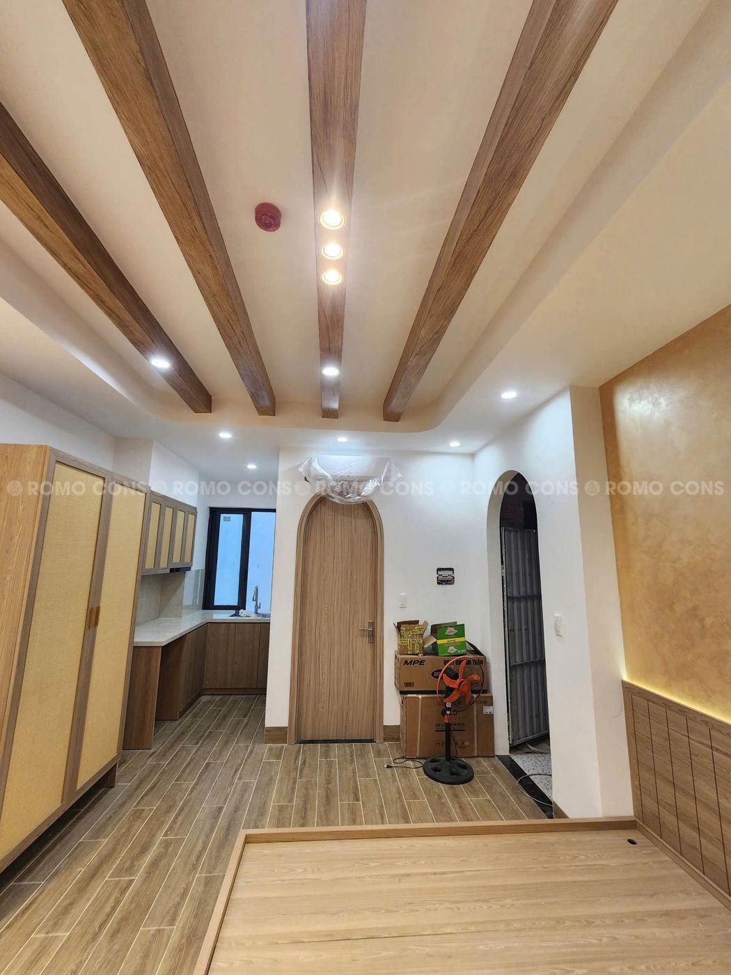 Căn hộ dịch vụ cao cấp tại KĐT Elysia Đà Nẵng 7 Căn hộ studio sau khi lắp nội thất: trần dầm gỗ, cửa vòm, bếp chữ L