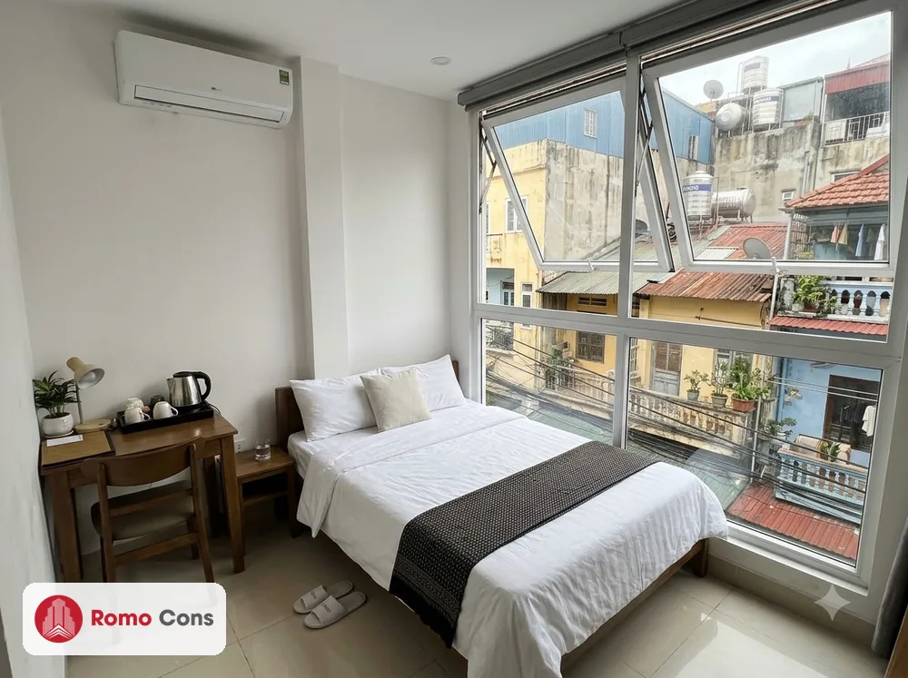 20 mẫu cửa nhôm kính khách sạn đẹp, bền theo từng vị trí: sảnh, phòng, ban công 8 Cửa sổ nhôm kính mở hất kết hợp ô kính cố định trong phòng khách sạn mini Hà Nội