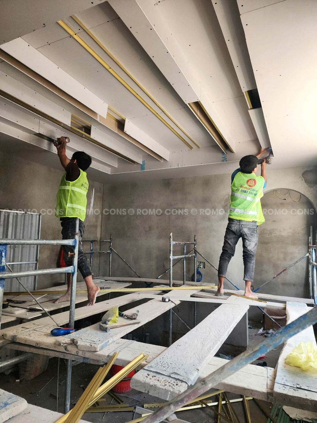 Căn hộ dịch vụ cao cấp tại KĐT Elysia Đà Nẵng 2 Đóng tấm thạch cao tạo dầm giả trên trần căn hộ dịch vụ Elysia