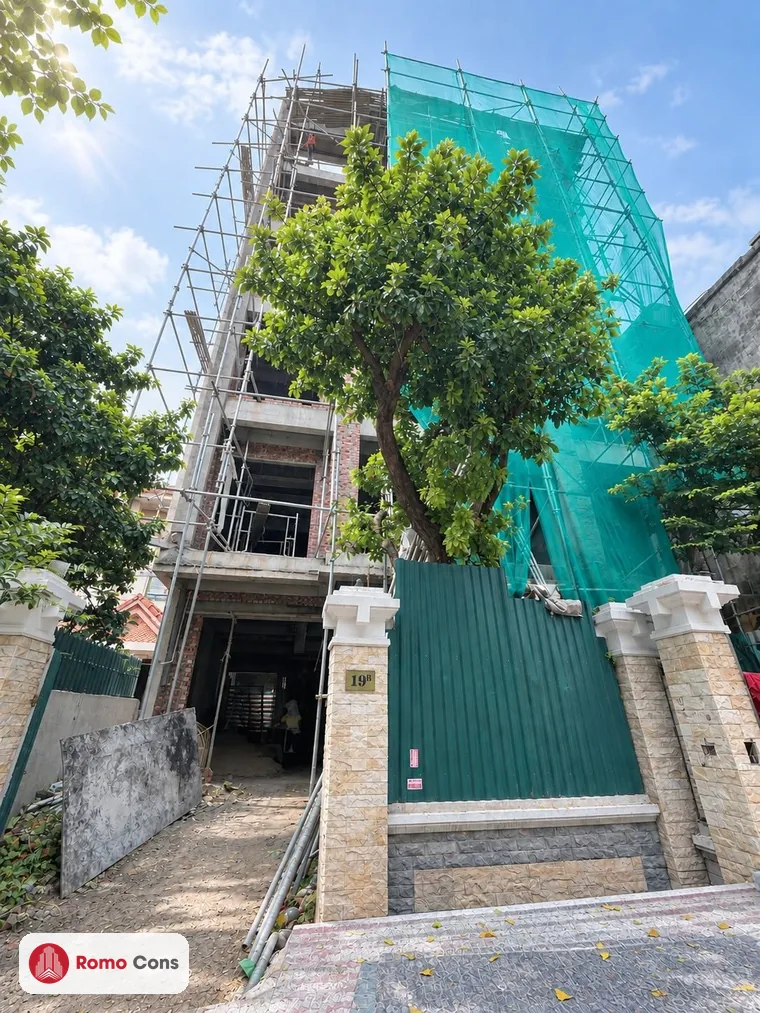 Ảnh thực tế mặt tiền căn hộ dịch vụ LECO Tây Hồ đang hoàn thiện với giàn giáo và lưới an toàn