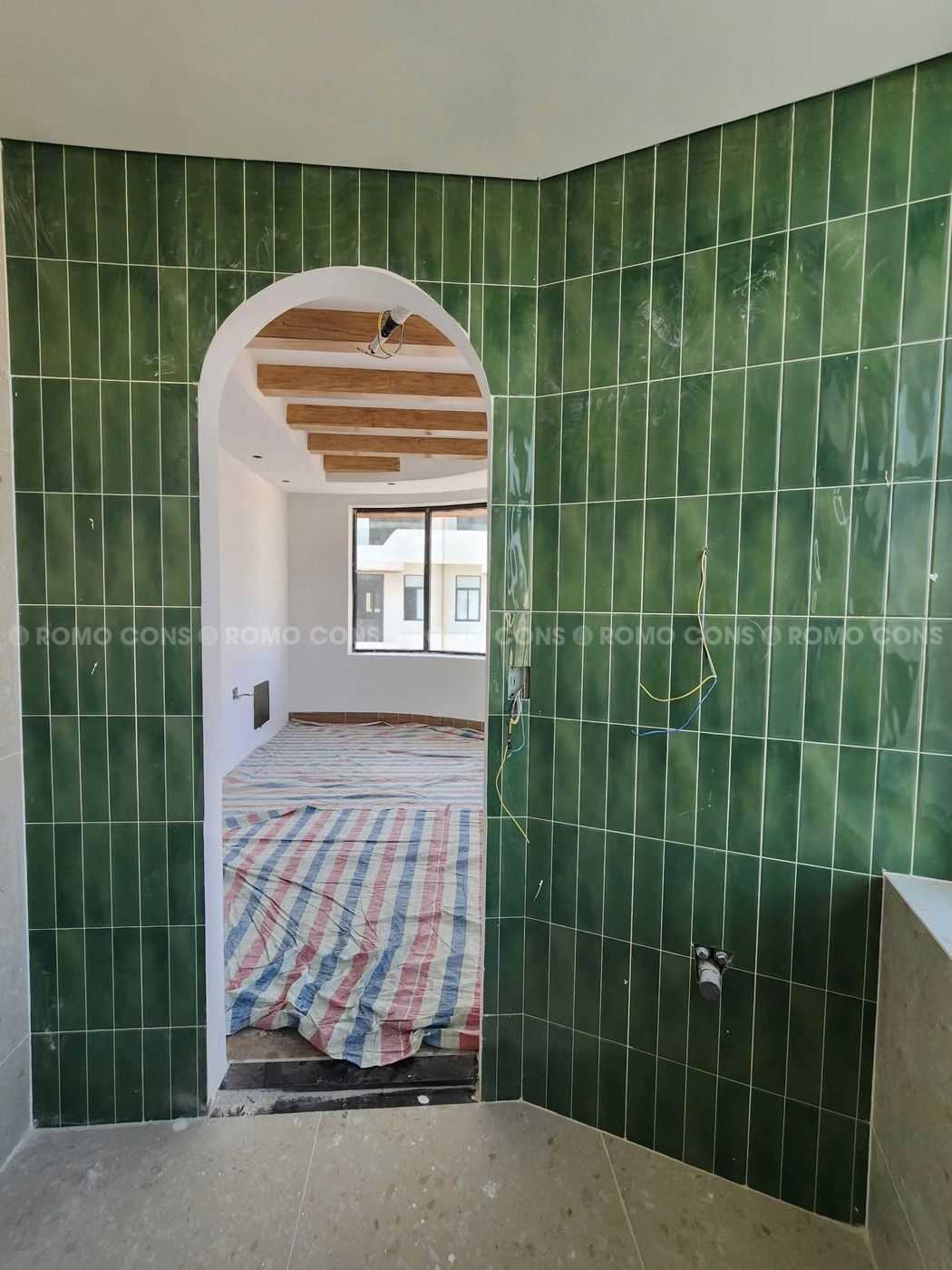 Căn hộ dịch vụ cao cấp tại KĐT Elysia Đà Nẵng 4 Phòng tắm ốp gạch thẻ xanh xếp dọc với cửa vòm, căn hộ dịch vụ Elysia