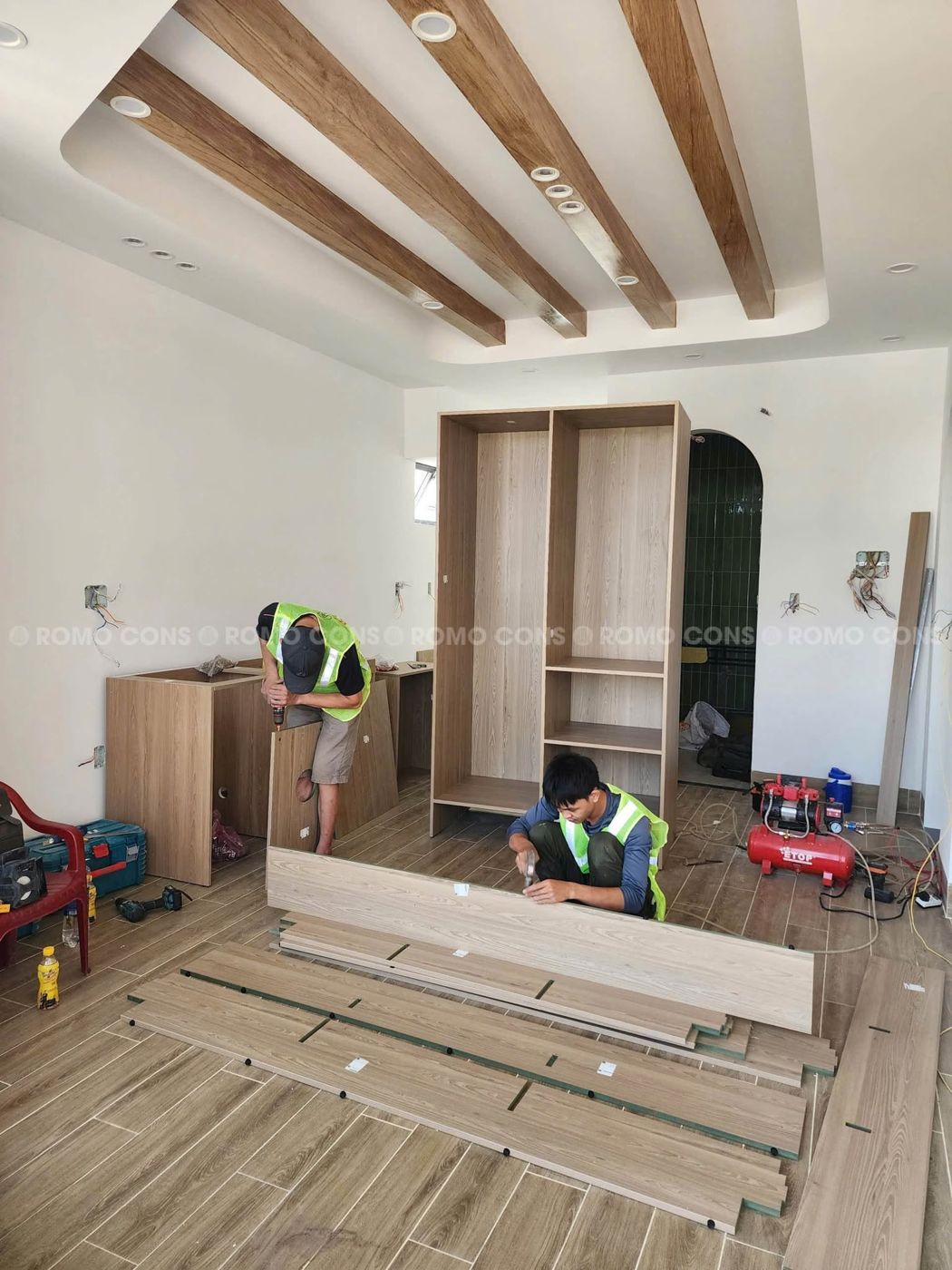 Căn hộ dịch vụ cao cấp tại KĐT Elysia Đà Nẵng 6 Thợ lắp tủ áo và tủ bếp tại căn hộ dịch vụ Elysia
