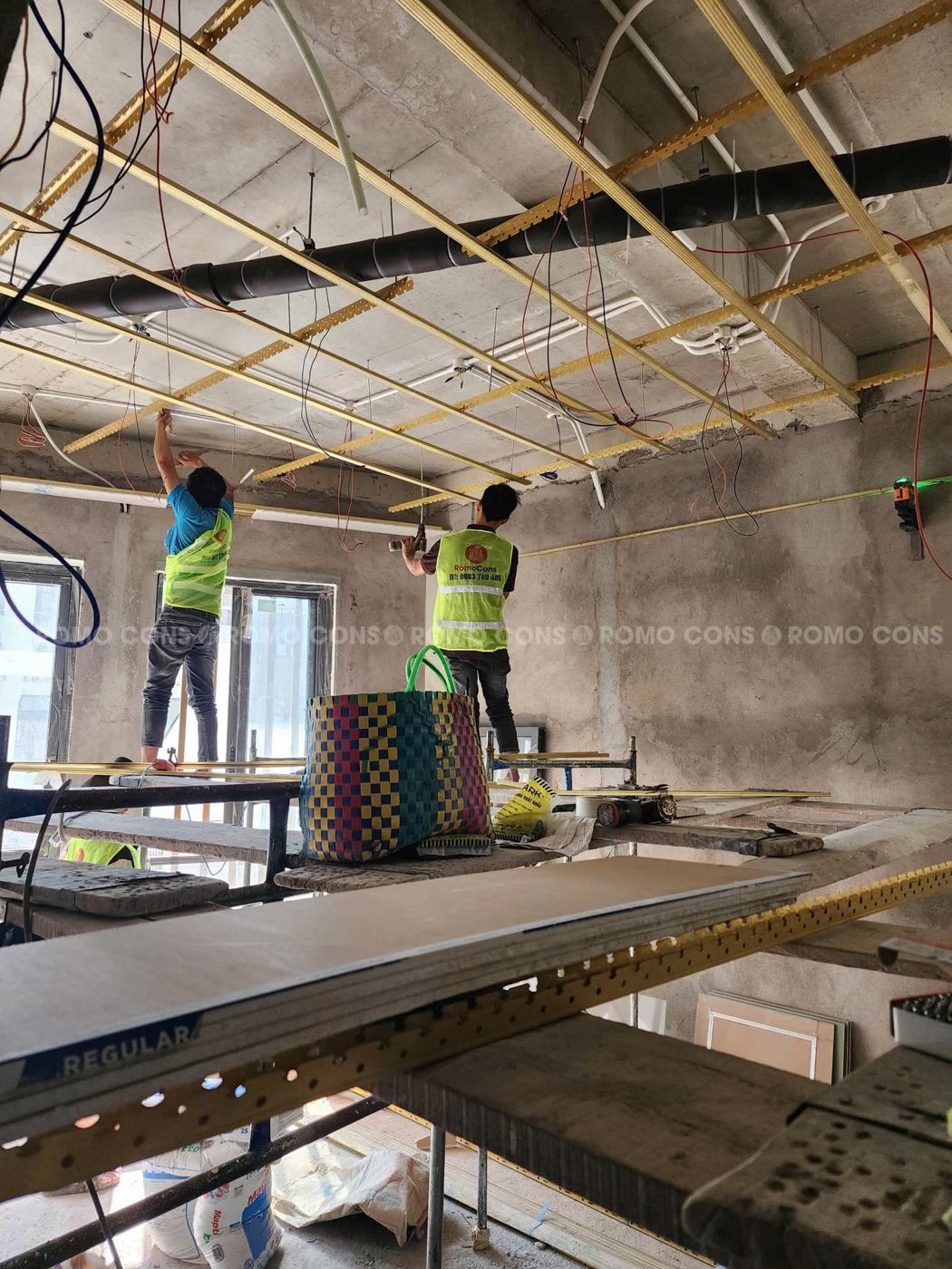 Căn hộ dịch vụ cao cấp tại KĐT Elysia Đà Nẵng 1 Thợ Romo Cons lắp khung xương trần thạch cao, ống gió điều hòa đã bọc cách nhiệt phía trên