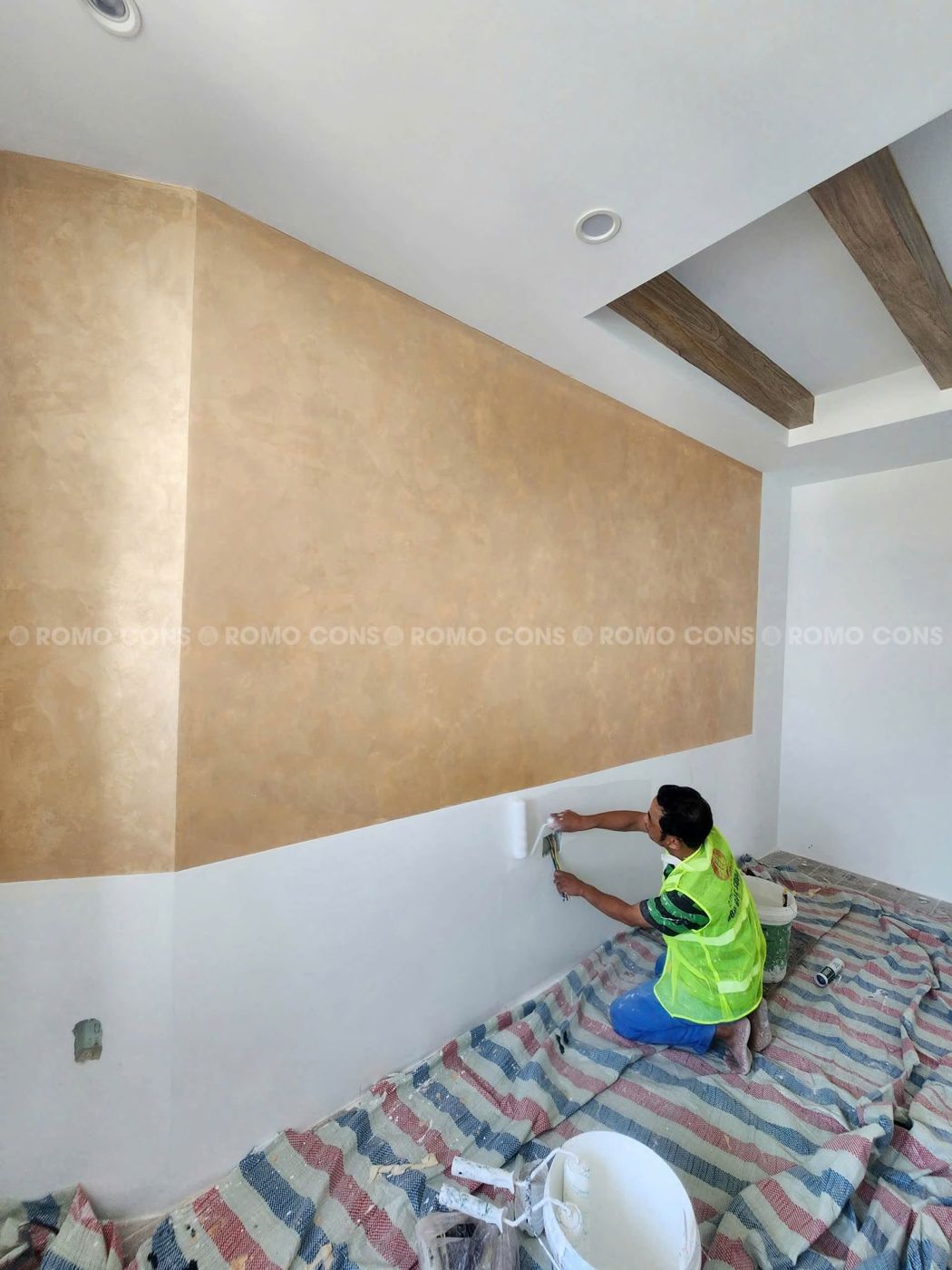 Căn hộ dịch vụ cao cấp tại KĐT Elysia Đà Nẵng 5 Thợ sơn hoàn thiện tường, mảng tường đầu giường sơn hiệu ứng